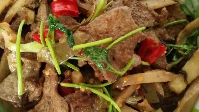 爆炒猪肝,热锅下油，油热后放入泡姜 泡椒翻炒几下 再放猪肝， 炒制猪肝变色放盐 <a style='color:red;display:inline-block;' href='/shicai/ 756'>鸡精</a>香菜翻炒下就ok啦！