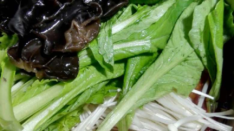“水煮麻辣猪蹄”绅士私房菜,最后加入小白菜 金针菇 木耳放入盐 味精 白糖调味即可,(可根据自己喜好加入喜欢的青菜)。