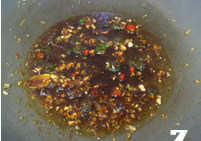 14图轻松打造节日餐桌家宴菜——【开屏鲈鱼】,然后放入<a style='color:red;display:inline-block;' href='/shicai/ 718'>料酒</a>、酱油、<a style='color:red;display:inline-block;' href='/shicai/ 864'>蒸鱼豉油</a>、<a style='color:red;display:inline-block;' href='/shicai/ 869'>白砂糖</a>和盐，小火炒至完全融化。