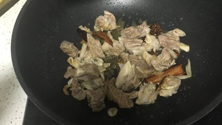 白萝卜牛肉面+#面条变身计划#,将香料下锅炒香放入牛肉一起煸炒，稍微变色即可。