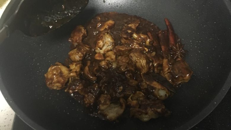白萝卜牛肉面+#面条变身计划#,倒入酱料煸炒,大约五分后倒入高压锅抄牛肉留下的汤一起倒入,按牛肉键大约炖半小时。