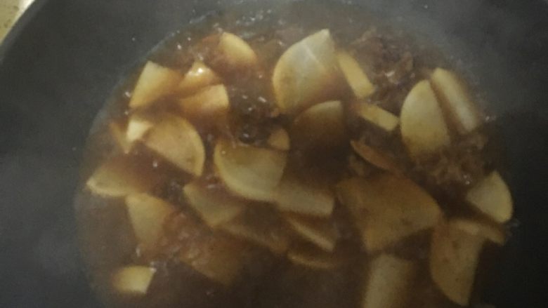 白萝卜牛肉面+#面条变身计划#,捞出后放入白萝卜牛肉汤和几块牛肉熬煮,多炖出的牛肉和汤可以留着下次炖菜啥吃方便。