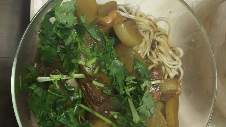 白萝卜牛肉面+#面条变身计划#,哒哒哒完美出锅~~~~~一大碗香喷喷的牛肉面呈现