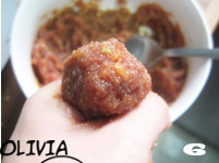 小朋友也爱吃的肉丸子 一招让肉丸更软糯嫩滑——【茄汁肉丸】,取一小团肉馅,从虎口处挤出肉丸,用小勺沿丸子底部取下放入盘中。