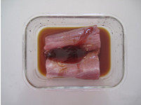 零失败自制媲美茶餐厅的广式美食——【蜜汁叉烧】,将<a style='color:red;display:inline-block;' href='/shicai/ 718'>料酒</a>、生抽、<a style='color:red;display:inline-block;' href='/shicai/ 5264'>叉烧酱</a>放入肉中。
