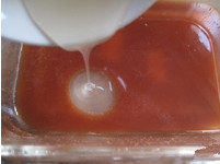 零失败自制媲美茶餐厅的广式美食——【蜜汁叉烧】,将<a style='color:red;display:inline-block;' href='/shicai/ 865'>蜂蜜</a>倒入腌肉的料汁中搅匀。