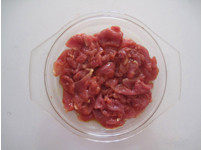 向经典川菜致敬 媲美饭店味道的麻辣鲜香——【水煮肉】,将<a style='color:red;display:inline-block;' href='/shicai/ 894'>黄酒</a>、盐、生粉放入生肉片中调匀,腌制15分钟左右。