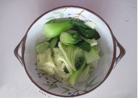 向经典川菜致敬 媲美饭店味道的麻辣鲜香——【水煮肉】,然后淋干水分,放入大碗中备用。