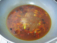 向经典川菜致敬 媲美饭店味道的麻辣鲜香——【水煮肉】,倒入清水或高汤,根据个人口味放入盐和<a style='color:red;display:inline-block;' href='/shicai/ 10588'>糖</a>调味,大火烧开。