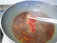 向经典川菜致敬 媲美饭店味道的麻辣鲜香——【水煮肉】,待锅开后,将腌制好的肉片一片一片快速放入锅中。