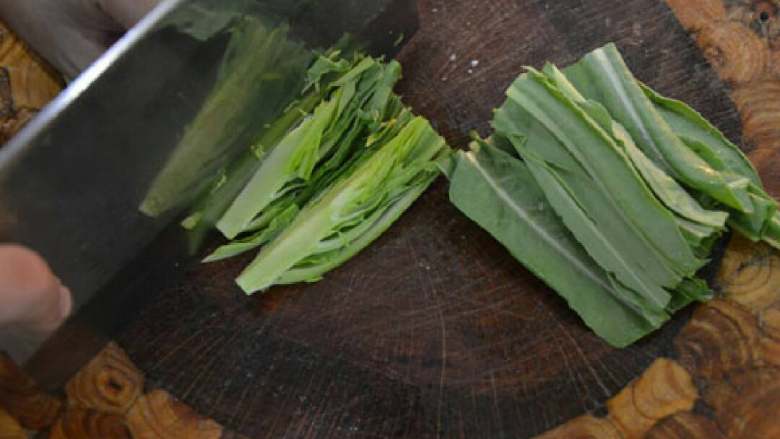 水煮肉片,将<a style='color:red;display:inline-block;' href='/shicai/ 3349'>蒜苗</a>也切成节。