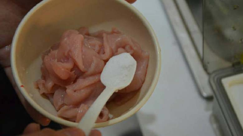 水煮肉片,腌制里脊肉，先撒入盐。
