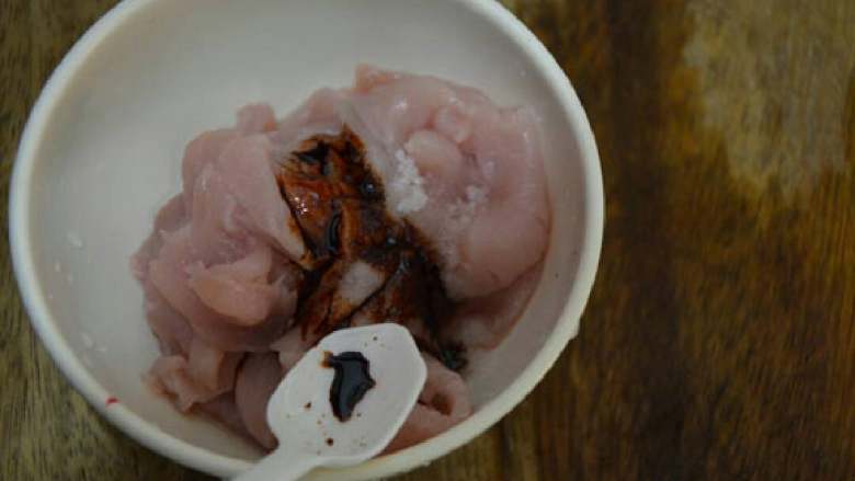 水煮肉片,加入老抽酱油。