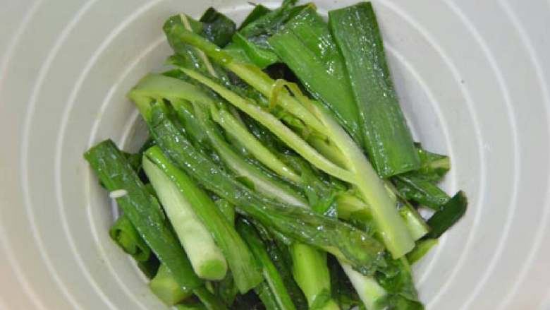 水煮肉片,将炒熟的素菜放入碗中。　