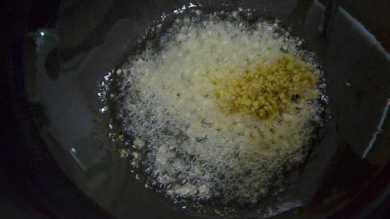 水煮肉片,锅里倒入油烧热，然后加入<a style='color:red;display:inline-block;' href='/shicai/ 37'>姜</a>蒜末炒出香味。