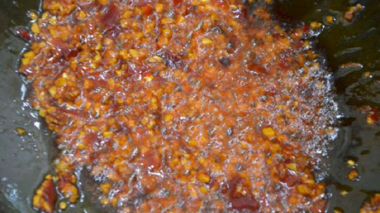 水煮肉片,用小火煸炒出红色。