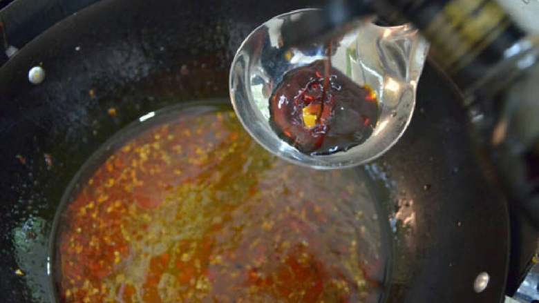 水煮肉片,倒入清水烧开，调入生抽酱油。　