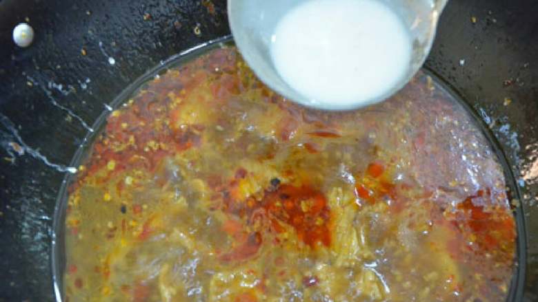 水煮肉片,调入水淀粉勾芡。