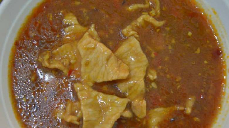 水煮肉片,等汤汁粘稠后就可以盛出来，倒在炒熟的素菜上面。