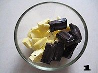 【红啤梨巧克力蛋糕】,黄油60克室温软化切成小块,混合黑巧克力40克。