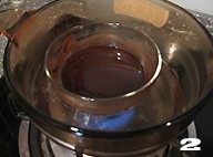 【红啤梨巧克力蛋糕】,隔水加热,不停搅拌成均匀液体。