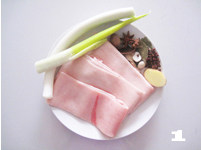 八臻食单——【元宝皮冻】开门见喜纳百财 ,肉皮洗净,冷水入锅,大火烧开后煮5分钟左右肉皮变软即可。
