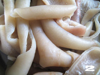 八臻食单——【元宝皮冻】开门见喜纳百财 ,捞出肉皮,用镊子去除表面零星杂毛和杂质。