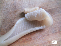 八臻食单——【元宝皮冻】开门见喜纳百财 ,然后用刀将肉皮内侧多余脂肪刮除,切成细条。