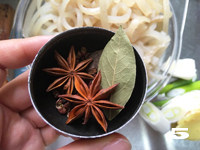 八臻食单——【元宝皮冻】开门见喜纳百财 ,除葱<a style='color:red;display:inline-block;' href='/shicai/ 37'>姜</a>以外的<a style='color:red;display:inline-block;' href='/shicai/ 741'>香叶</a>、<a style='color:red;display:inline-block;' href='/shicai/ 710'>桂皮</a>、<a style='color:red;display:inline-block;' href='/shicai/ 695'>八角</a>、<a style='color:red;display:inline-block;' href='/shicai/ 700'>花椒</a>装入调料盒。
