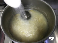 八臻食单——【元宝皮冻】开门见喜纳百财 ,烧开后转最小火熬煮2小时左右,出锅前二十分钟加入盐。