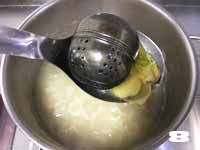八臻食单——【元宝皮冻】开门见喜纳百财 ,肉皮软糯汤汁变稠后,捞出葱姜和料盒。