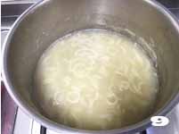 八臻食单——【元宝皮冻】开门见喜纳百财 ,待肉汤稍稍冷却(冷却不能凝固)。