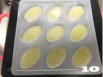 八臻食单——【元宝皮冻】开门见喜纳百财 ,将肉汤装入元宝模具,高三分之一处制作水晶皮冻部分,放入冰箱冷藏。