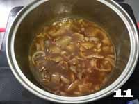 八臻食单——【元宝皮冻】开门见喜纳百财 ,然后将生抽、老抽或提前备好的肉汤倒入锅中熬煮十五分钟。