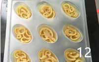八臻食单——【元宝皮冻】开门见喜纳百财 ,稍稍冷却后,取出肉皮放入水晶冻上面。