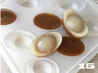 八臻食单——【元宝皮冻】开门见喜纳百财 ,食用前轻扣模具,元宝造型的肉皮冻就完全脱模了。