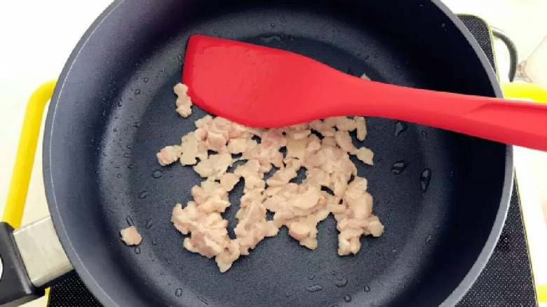 宝宝辅食:南瓜苹果炊饭,热锅,少许油,倒入五花肉片翻炒至表面有点泛金黄。