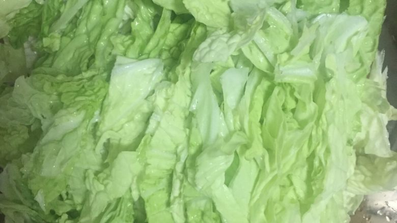 白菜海带土豆汤,白菜取叶,切成条