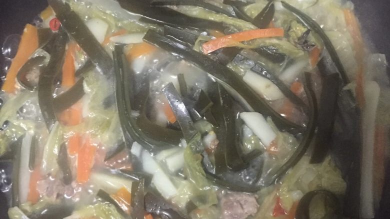 白菜海带土豆汤,大概炖半个小时,中间加一次水,尝一下咸淡,胡萝卜熟了即可关火!