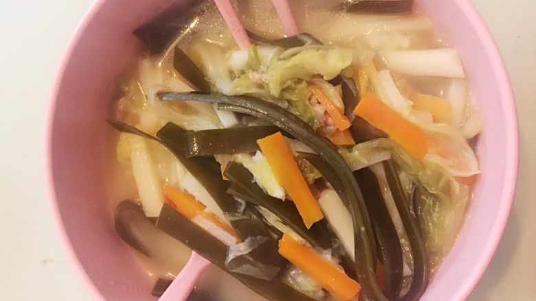 白菜海带土豆汤,美味的白菜海带土豆汤就完成了,这个季节吃很适合,土豆都入味了,味道不错,再次成功!
对于我这刚刚学会做饭的人来说,每一个作品都是一次勋章🎉🎉🎉🎉