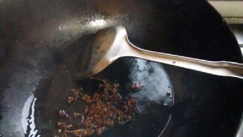 正宗蓬莱鱼锅饼子,凉锅热油先放花椒大料慢火煸香。一定要小火啊!