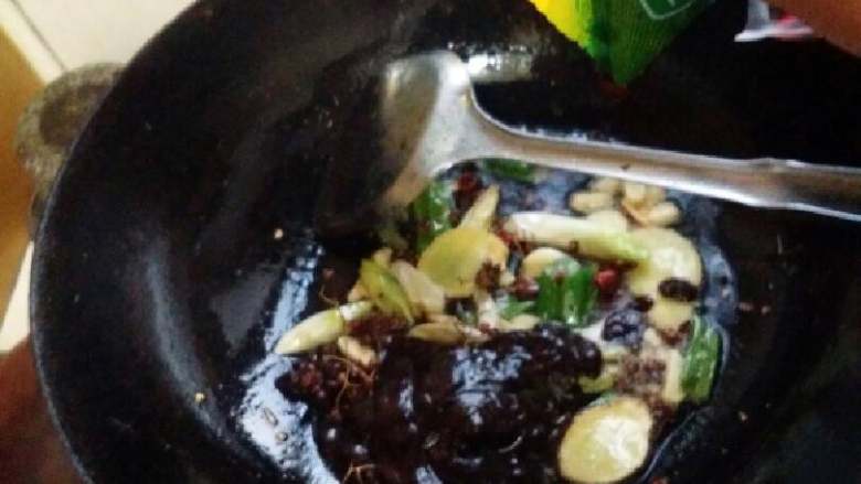 正宗蓬莱鱼锅饼子,再依次放入姜片,干辣椒,蒜片,慢慢煸炒变色,加入甜面酱(多加点大概两汤匙,不要再放盐,和酱油了)煸炒几下。