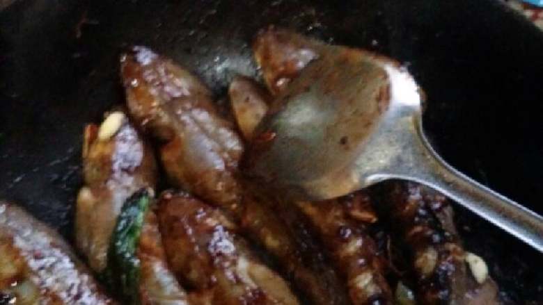 正宗蓬莱鱼锅饼子,当酱香一出来,马上把鱼下锅(清洗就不用说了,鱼大一点要打花刀便于入味)小心把两面煎一下,倒入料酒,醋,啤酒,白糖,轻轻起一下锅底。加入多一点的水,一定要没过鱼一点(如果要加粉条水还要多一点)