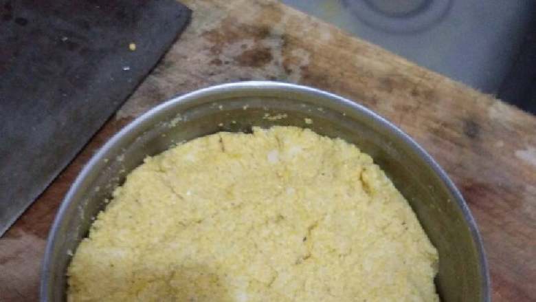正宗蓬莱鱼锅饼子,盖上盖子转大火焖的时候,把玉米面和,豆渣,白糖,用小苏打水拌匀盖上醒一下。不要太湿,能握成团就好。