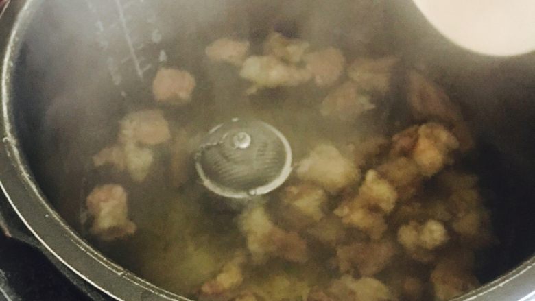 土豆芋头炖牛肉,电高压锅放开水倒入焯过水的牛肉,放入调料包
