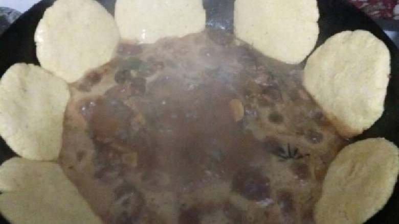 正宗蓬莱鱼锅饼子,把粉条提前用热水烫一下,等饼子下锅大概十分钟,把粉条从热水中捞进鱼汤里,用铲子起起锅底不要糊了。盖上盖子用东西压一下盖子(我一般用捣蒜石窝)。根据你刚才锅里剩下汤多小慢火炖一下,我通常掌握大约十五分钟样子。