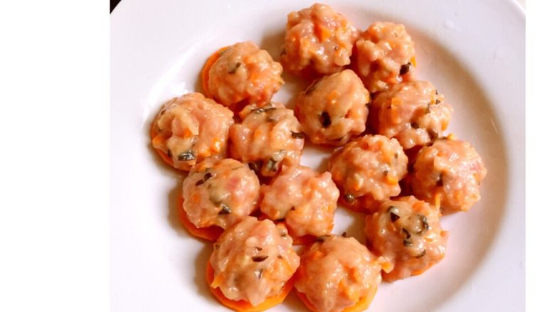宝宝辅食-木耳胡萝卜肉丸子,4.做成丸子状上锅蒸15分钟