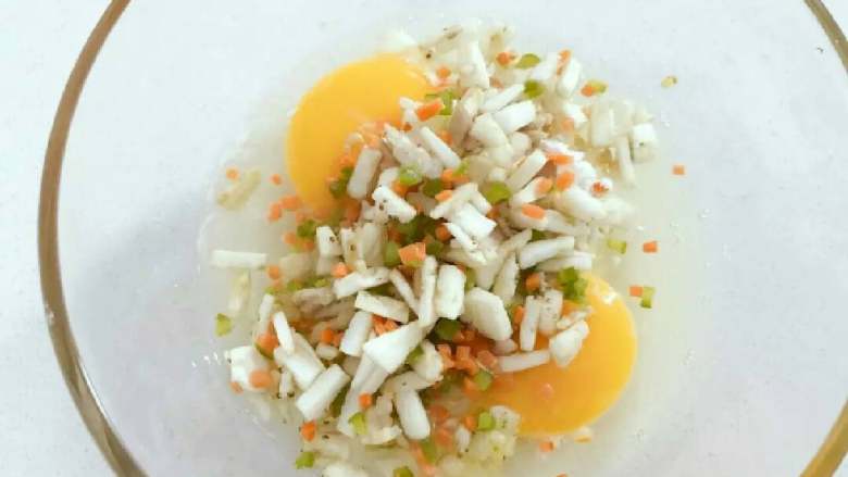 宝宝辅食:茄子圈蛋饼,将鸡蛋、淀粉,步骤3中处理好的食材和茄子丁混合放入一个大碗中。