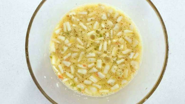 宝宝辅食:茄子圈蛋饼,加入少许盐调味(可不加),并且充分搅拌均匀,直至玉米淀粉不结块。