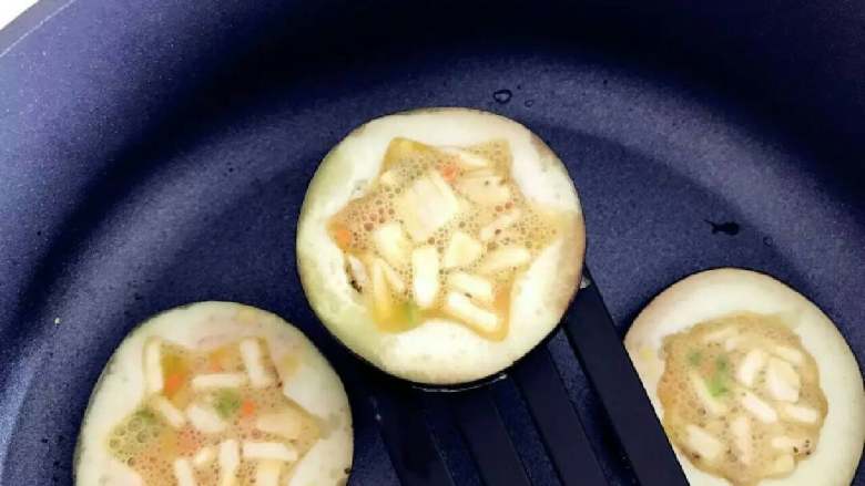 宝宝辅食:茄子圈蛋饼,接着一直用小火慢慢煎,煎2-3钟左右蛋液慢慢凝固即可翻面,翻面后继续煎2-3分钟左右。
》一定要用很小的火哈。